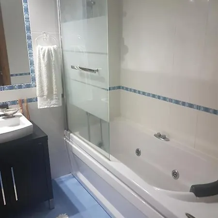 Rum i privatbostad Cozy Bed-Room With Pool Sesimbra - Female