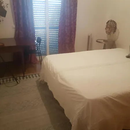 Rum i privatbostad Cozy Bed-Room With Pool Sesimbra - Female *